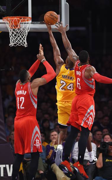 Kobe Bryant e Dwight Howard non si amano. Ma in Lakers-Houston, per entrambi prima partita del 2014-15, sono andati anche oltre